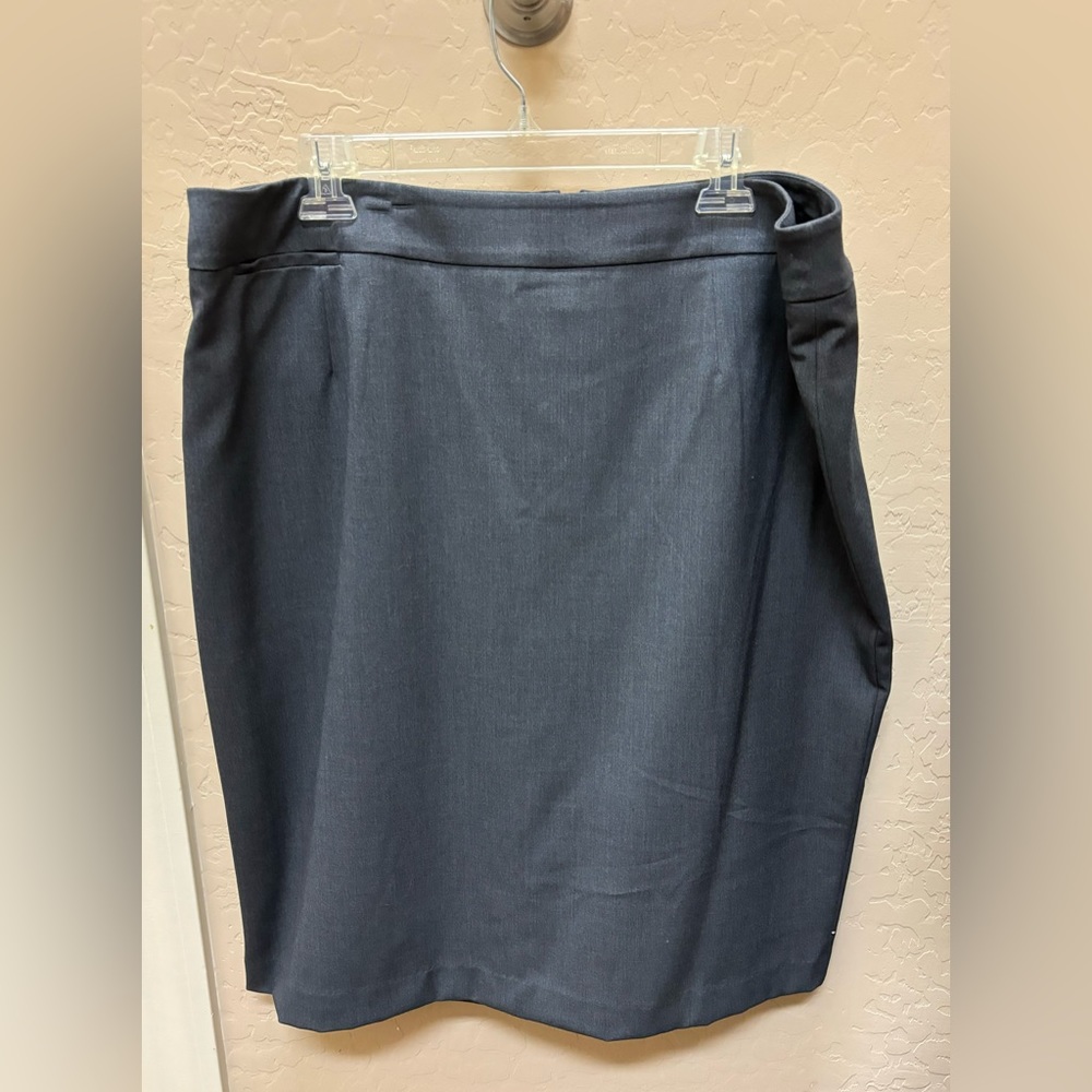 Calvin Klein Skirt. Gray. Size 16W. Lined, back zipper and vent.